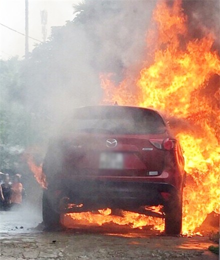 Chiếc xe Mazda CX5 bốc cháy ngùn ngụt, chủ nhân và mọi người đều chỉ biết bất lực đứng nhìn.