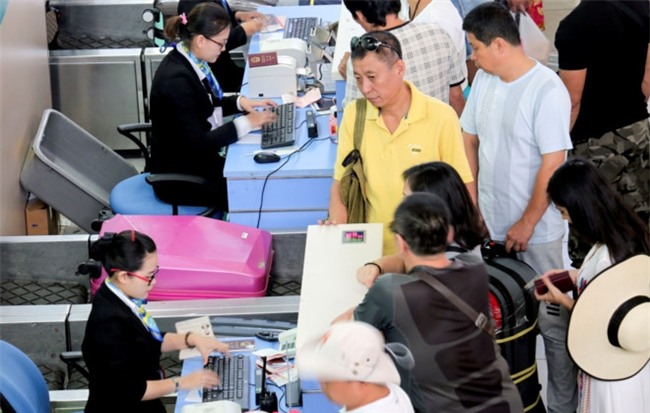 Du khach Trung Quoc 'an va' o san bay, khong chiu xuat canh ve nuoc hinh anh 1