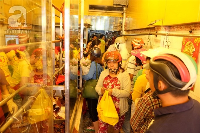 Tết Đoan Ngọ, tiệm vịt quay Sài Gòn bán hơn 2.000 con/ ngày, thu tiền “khủng” - Ảnh 2.