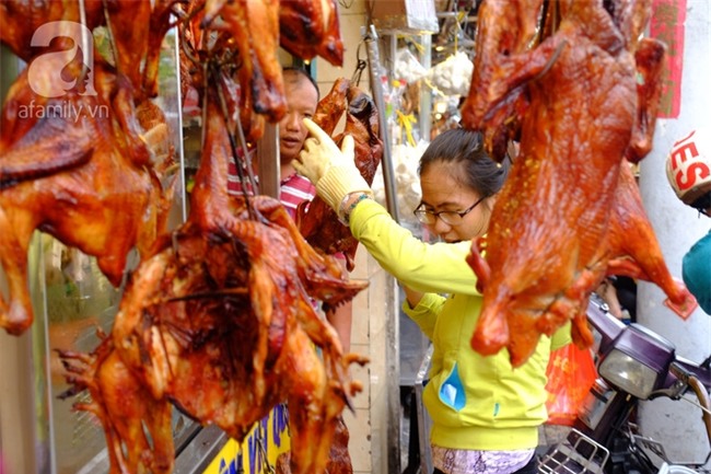 Tết Đoan Ngọ, tiệm vịt quay Sài Gòn bán hơn 2.000 con/ ngày, thu tiền “khủng” - Ảnh 3.