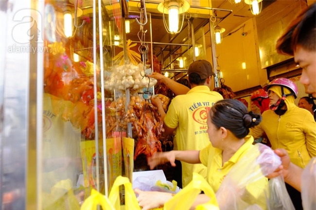 Tết Đoan Ngọ, tiệm vịt quay Sài Gòn bán hơn 2.000 con/ ngày, thu tiền “khủng” - Ảnh 5.