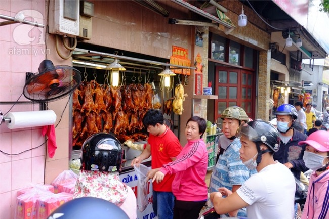 Tết Đoan Ngọ, tiệm vịt quay Sài Gòn bán hơn 2.000 con/ ngày, thu tiền “khủng” - Ảnh 6.