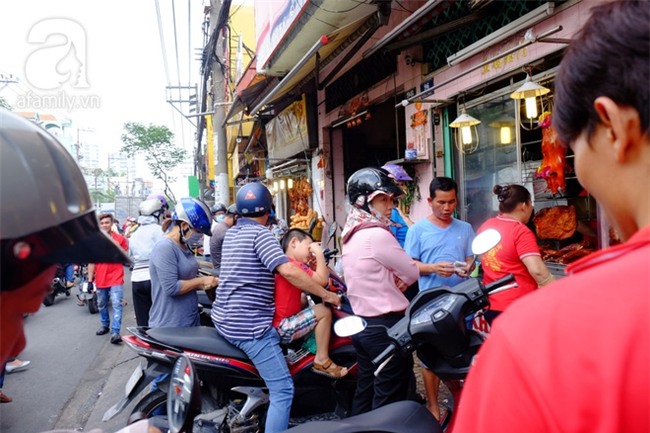 Tết Đoan Ngọ, tiệm vịt quay Sài Gòn bán hơn 2.000 con/ ngày, thu tiền “khủng” - Ảnh 8.