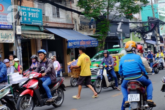 Tết Đoan Ngọ, tiệm vịt quay Sài Gòn bán hơn 2.000 con/ ngày, thu tiền “khủng” - Ảnh 9.