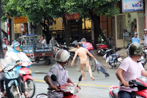 nguoi dan ong khong manh vai che than “lam loan” tren pho sg - 1