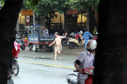 nguoi dan ong khong manh vai che than “lam loan” tren pho sg - 2