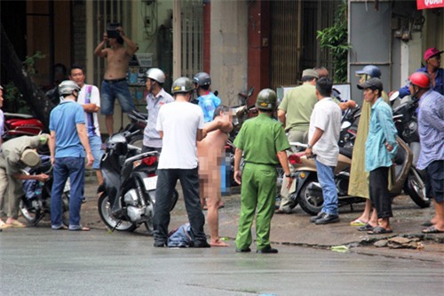 nguoi dan ong khong manh vai che than “lam loan” tren pho sg - 3
