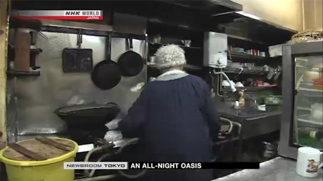 Lí do khiến cụ bà 91 tuổi này duy trì quán ăn đêm suốt 70 năm khiến cho nhiều người bật khóc - Ảnh 2.