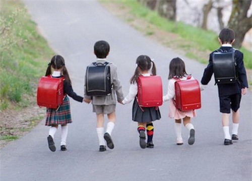 Tháng 4 và tháng 6 hàng năm, giáo viên tiểu học ở Nhật sẽ đến thăm nhà từng học sinh để làm một việc... - Ảnh 3.