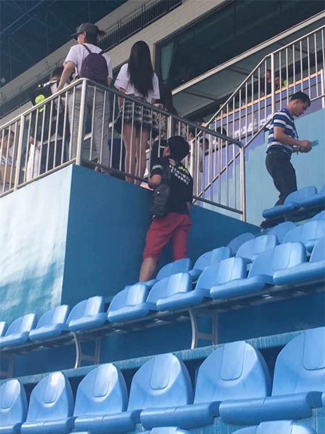 Bị đám đông la ó phản đối, gã đàn ông biến thái vẫn tiếp tục nhìn trộm, quay lén dưới váy nữ sinh - Ảnh 2.