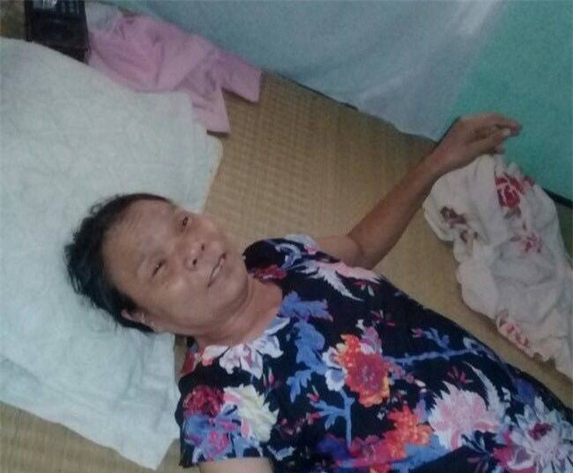 Bà Phạm Thị Huyền nằm bệt ở giường, nhưng rất vui khi có khách tới nhà. Ảnh:A.C