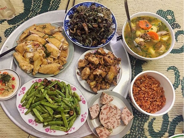 den nha ban trai, co gai chi viec ngoi choi, duoc nguoi yeu tiep dai mam com nhu "ba hoang" - 4