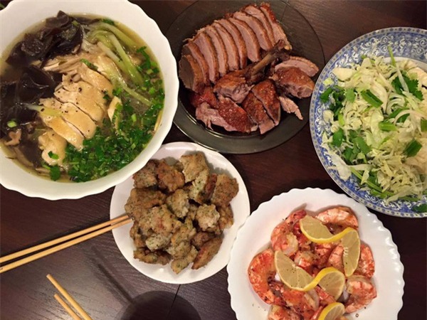 den nha ban trai, co gai chi viec ngoi choi, duoc nguoi yeu tiep dai mam com nhu "ba hoang" - 7