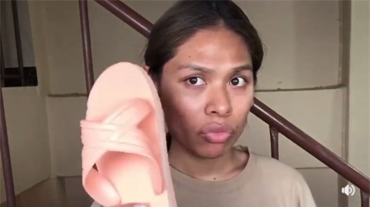 Cô nàng bá đạo dùng dép tông trang điểm khiến hội chị em Thái Lan xôn xao - Ảnh 2.