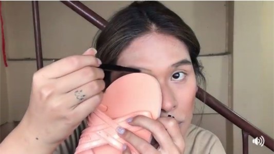 Cô nàng bá đạo dùng dép tông trang điểm khiến hội chị em Thái Lan xôn xao - Ảnh 5.