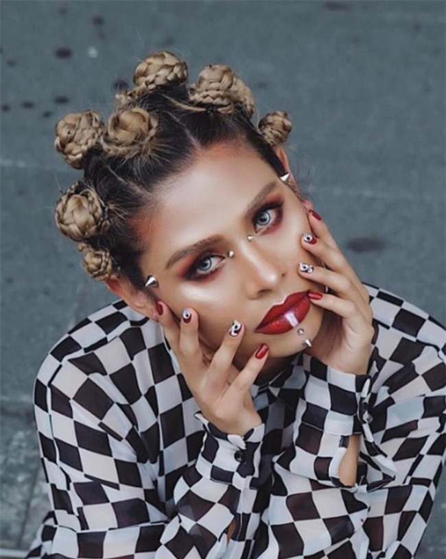 Cô nàng bá đạo dùng dép tông trang điểm khiến hội chị em Thái Lan xôn xao - Ảnh 7.