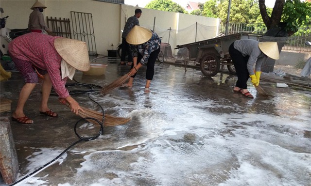 vu nguoi dan bi nem chat thai vao nha: “ho nhan tin de doa giet ca nha toi” - 4