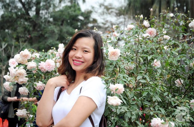 Khu vườn hoa hồng chen nhau nở rực rỡ trên sân thượng 18m² ở Hà Nội - Ảnh 1.
