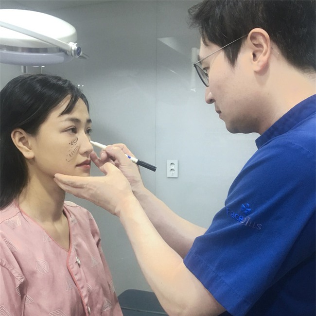 Sao Việt đang có xu hướng công khai quá trình phẫu thuật thẩm mỹ trên mạng xã hội - Ảnh 1.