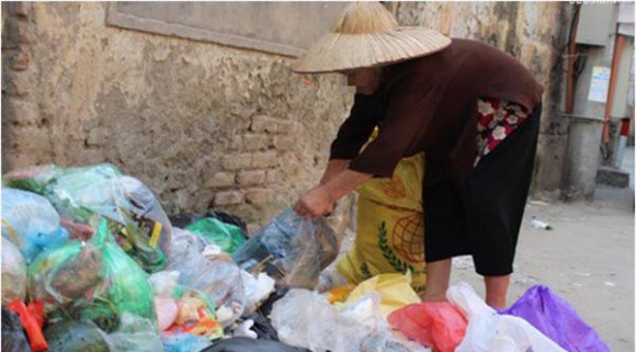 Chỉ lo chia tiền lúc mẹ chết, 3 cô con gái trắng tay trước di sản bà lão nhặt rác để lại - Ảnh 1.