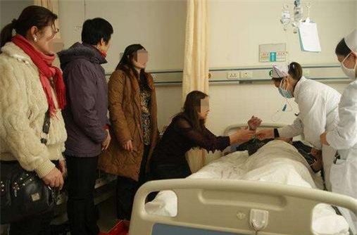 Chỉ lo chia tiền lúc mẹ chết, 3 cô con gái trắng tay trước di sản bà lão nhặt rác để lại - Ảnh 2.