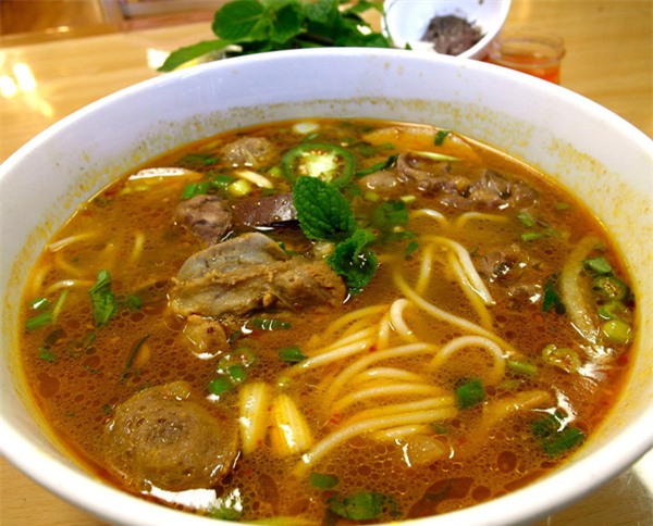 hai hung 'cong nghe' tam hoa chat mon bun bo, my soi, xuc xich - 1