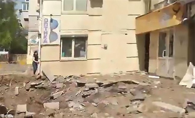 Đường ống nước ngầm đột ngột phát nổ sau 37 năm bị lãng quên dưới lòng đất Ukraina - Ảnh 4.