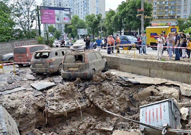 Đường ống nước ngầm đột ngột phát nổ sau 37 năm bị lãng quên dưới lòng đất Ukraina - Ảnh 7.