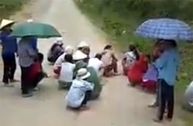 Dan chan oto cho lon de xin tien lai xe hinh anh 1