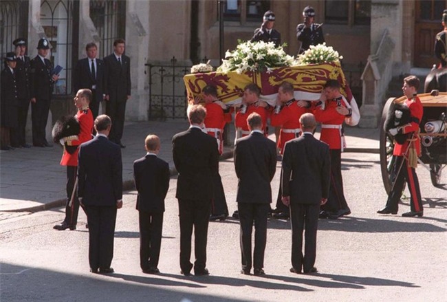 Hé lộ những sự thật động trời về đám tang Công nương Diana mà Hoàng gia Anh giấu kín 20 năm nay - Ảnh 4.