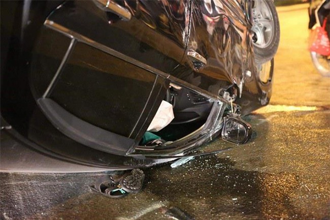 Hà Nội: Nữ tài xế lái ô tô tông đổ cột điện và lao vào xe máy khiến 2 người nhập viện - Ảnh 1.