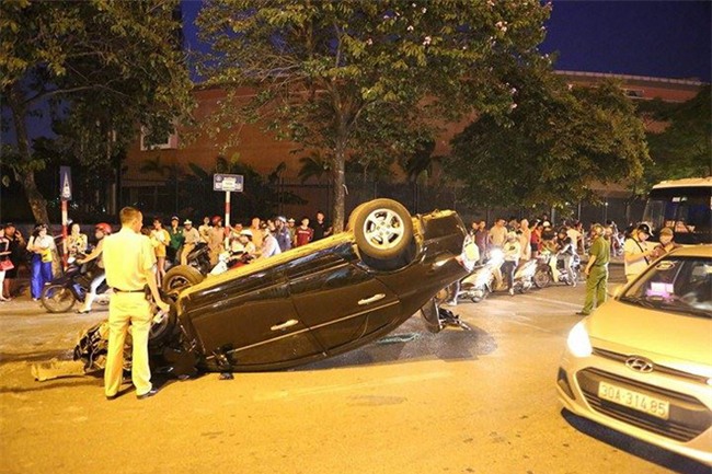 Hà Nội: Nữ tài xế lái ô tô tông đổ cột điện và lao vào xe máy khiến 2 người nhập viện - Ảnh 2.
