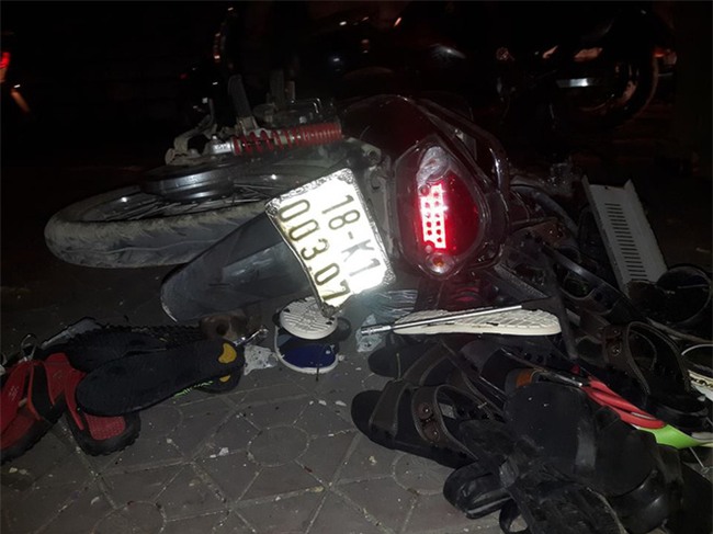 Hà Nội: Nữ tài xế lái ô tô tông đổ cột điện và lao vào xe máy khiến 2 người nhập viện - Ảnh 6.