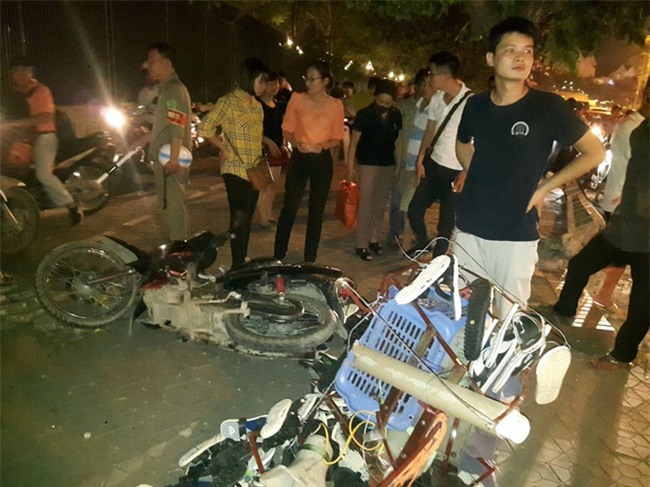 Hà Nội: Nữ tài xế lái ô tô tông đổ cột điện và lao vào xe máy khiến 2 người nhập viện - Ảnh 8.