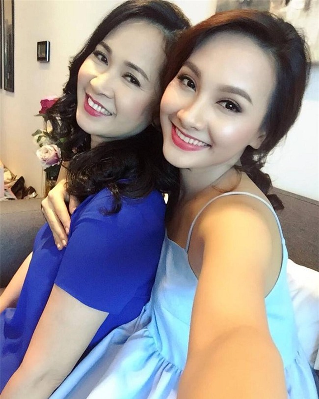 hoc lom cach cham soc da cua co con dau trong “song chung voi me chong” - 1