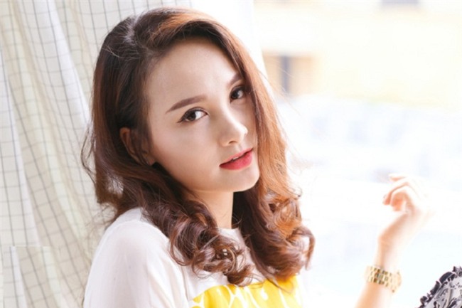 hoc lom cach cham soc da cua co con dau trong “song chung voi me chong” - 2