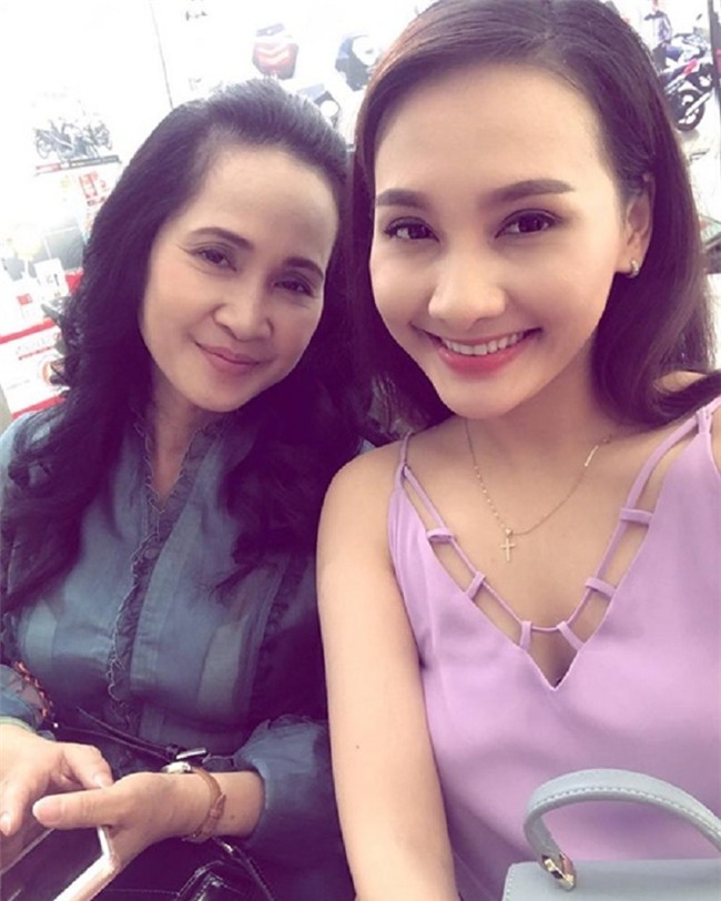 hoc lom cach cham soc da cua co con dau trong “song chung voi me chong” - 6