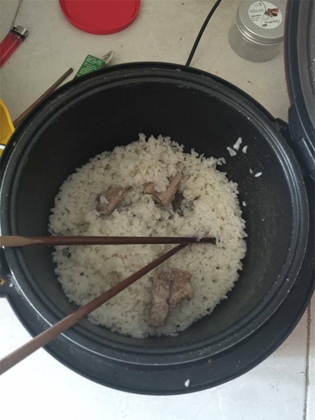 Chàng trai nhọ hơn cả Chí Phèo: Thèm bát cháo sườn lúc ốm đau, bạn gái đãi nguyên nồi cơm nát mặn chát - Ảnh 1.