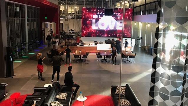 
Một góc Không gian dành cho nhà sáng tạo (YouTube Creator Space) ở trụ sở YouTube tại Los Angeles, Mỹ.
