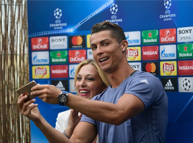 Ronaldo dua ban gai di sam do truoc chung ket hinh anh 7