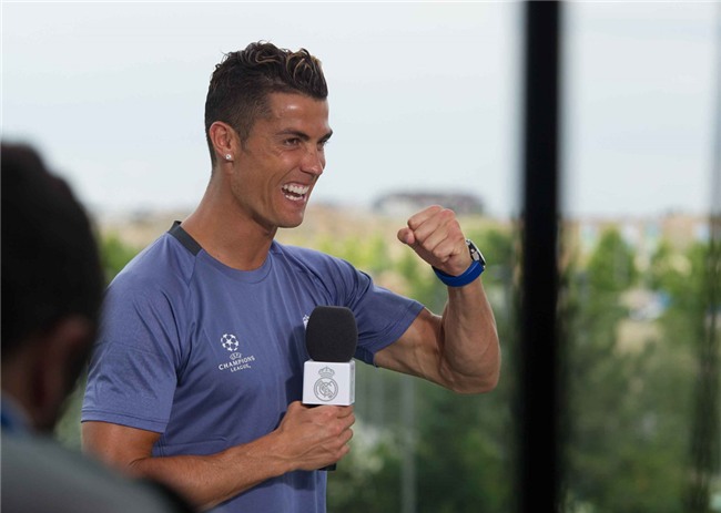 Ronaldo dua ban gai di sam do truoc chung ket hinh anh 8