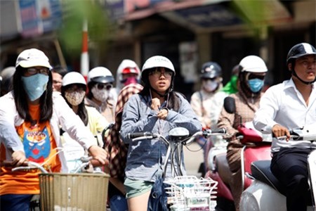 20150527-anh-nguoi-ha-noi-chay-da-duoi-nang-nong-40-do-c-3