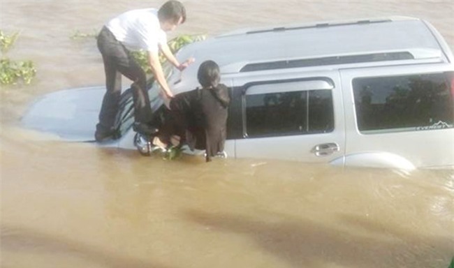 Oto tong chet nhan vien pha Thuan Giang roi lao xuong song hinh anh 1