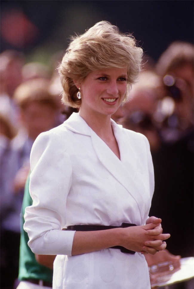 Công nương Diana luôn cầm theo chiếc xắc tay nhỏ xíu nhưng không mấy ai biết công dụng thật của nó - Ảnh 1.