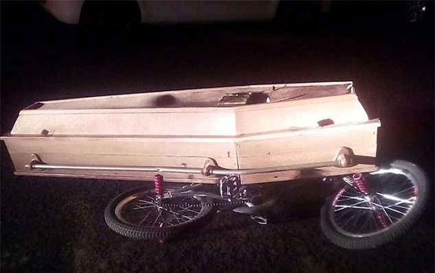 Vì quá thương nhớ, chàng trai trẻ đào mộ anh trai lên rồi lấy xe đạp chở quan tài đi dạo phố - Ảnh 2.