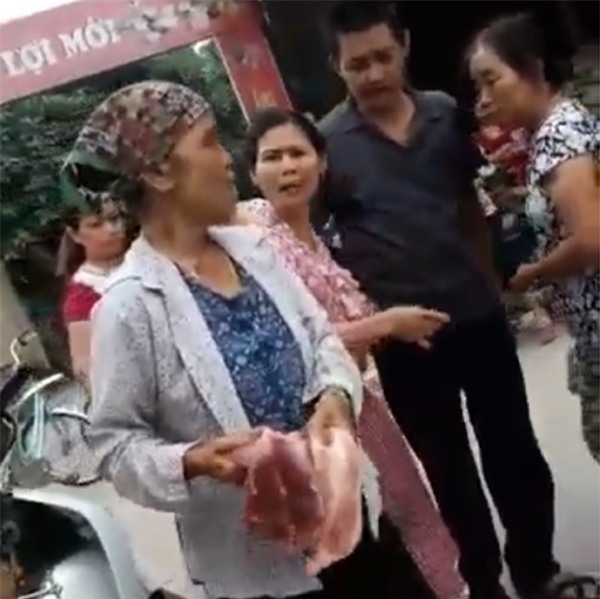 Hà Nội: Gặp người phụ nữ bị tiểu thương chợ Tân Lập đòi ném thịt lợn xuống ao - Ảnh 1.
