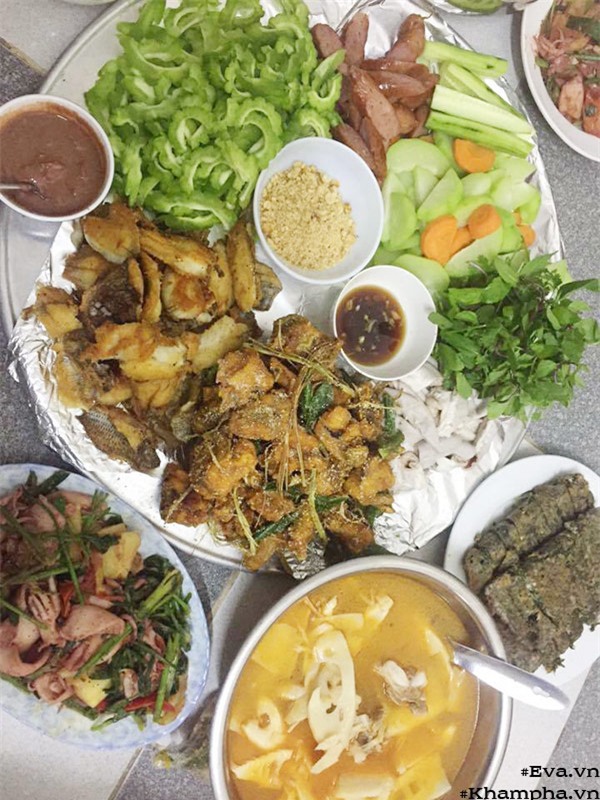 hoc chong vao bep nau an, co ai ngo vo tre lai lam duoc mam com gia dinh nhu vay - 5