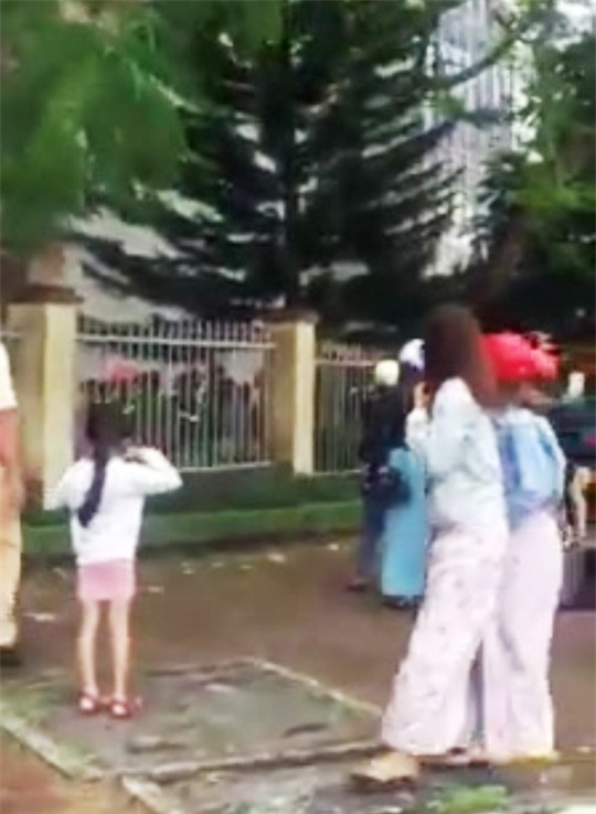 thuc hu clip nhay tu noc tru so cong an xuong dat hinh anh 2