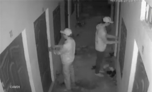 clip: 2 ke dot nhap khu tro trong dem, lieu linh cay cua dat xe may hinh anh 1