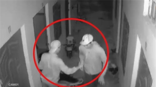 clip: 2 ke dot nhap khu tro trong dem, lieu linh cay cua dat xe may hinh anh 2